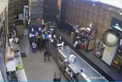 影/台南店員如廁衝出接客「突掉褲」　男嚇奪門下秒轉頭蒐證