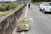 死神僅差2秒！中橫公路百公斤落石墜落　女駕駛車輛遭擊中