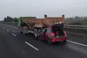 影/國3駭人一幕！「轎車高速撞進大車尾」嚴重變形