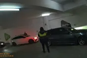 影/新竹停車場深夜「豪車車聚」遭控空污吵死人　警盤查拔槍