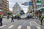 影/北市35歲單車女遭水泥車輾壓慘死　「警車陣」現場封鎖