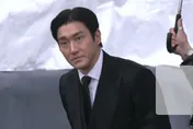 大S逝世週年！具俊曄搭檔姜元來冒雨坐輪椅現身　SJ始源也來了