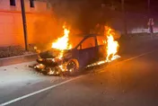 影/高雄青少年無照開車過彎超速自撞　暗夜燒成大火球