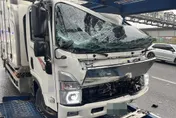 影/沒保持安全距離！國1桃園南向2大車碰撞「車頭全爛」　駕駛急送醫