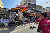 影/悚！嘉義小貨車迴轉、大貨車閃不掉撞上「再把早餐店解體」