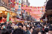 迪化街年貨大街登場！白爛貓5米巨偶吸睛　無菸範圍再擴大