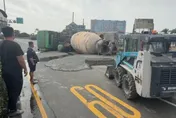 影/屏東台一線大翻車現場！　混凝土灑滿車道全封閉