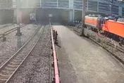 影/背對作業釀禍！調度工遭2列車夾擊險喪命　台鐵： 將嚴懲