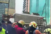 影/又來！陳抗常客陳國榮又衝北車旁天橋要跳　累壞警消