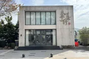 影/太平茶行遭掃射20槍　17歲少年帶長槍投案辯喝酒糾紛