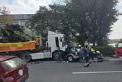影/宜蘭砂石車逆向猛撞！休旅車母子3人獲救　駕駛受困