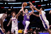 NBA/東契奇傷退沒差！里夫斯板凳出發轟35分　率湖人逆轉七六人