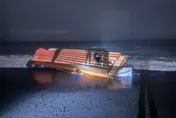 深夜膠筏翻覆擱淺　海巡即時救援2漁民平安脫困