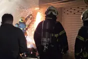 影/北市士林民宅火警濃煙狂竄　現場救出3人
