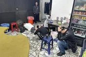 影/蘆洲住宅車庫藏職業賭場　警突襲逮18人扣近百萬賭資