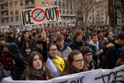 二樣情！冬奧開幕式熱鬧登場　米蘭市區大批學生上街頭反ICE