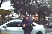 影/新北樹林賓士車拒檢開車衝撞逃逸　1警受傷濺血