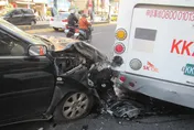 台中年貨大街路口驚爆車禍！轎車撞公車　車頭全毀變形