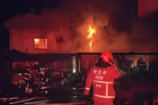 新店鐵皮屋深夜大火！「全面燃燒」陷火海　消防急灌救