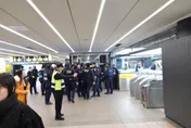 北捷中山站怪男「胸前口袋插刀」　大批警力衝現場逮人