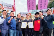 退休警消討退休金喊「不要欠錢欠過年」　行政院：若無違憲將補齊