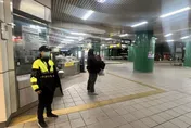 新店捷運站驚傳「持刀把玩」？警方急澄清：虛驚一場