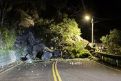 影/新北烏來聯外道路「巨石掉落」　漏夜搶通單線通行