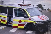 影/值勤途中出意外！中壢救護車路口遭撞　2車頭全毀5人傷