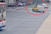 影/北市計程車撞過馬路單車　女騎士噴飛受傷送醫