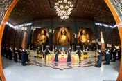 佛光山新年小巨蛋萬人法會！甘露灌頂滌熱惱　三皈五戒淨身心