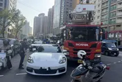 影/新北板橋雲梯車出勤出車禍　擦撞保時捷跑車幸無人傷