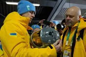 拒摘悼戰亡運動員頭盔！烏選手冬奧遭判失格　澤倫斯基發聲