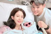 恭喜！愛雅剖腹產子報平安　過年前曬全家福：我也是媽媽了