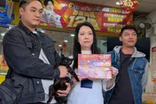 貓來財！台中兄弟檔認養黑貓　刮刮樂中百萬獎金
