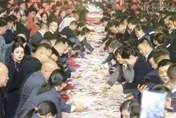豪撒8.2億！河南「最愛發錢老闆」辦年會　數錢多花15分鐘