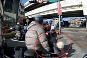 影/北市男童疑遭丟下機車　父到案稱「不小心摔的」
