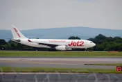 影/空中上演全武行！英班機爆鬥毆緊急降落　兩乘客遭終身禁飛