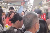 影/驚恐瞬間！北捷長者站不穩「揮傘勾扶手」嚇壞乘客以為攻擊