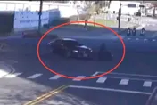 影/新北新莊賓士車違規右轉　擦撞機車害騎士慘摔