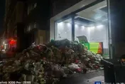 45萬現金被小孩當垃圾扔掉！陸保安7小時通宵翻13噸垃圾找回