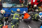 台北鬧區嚴重車禍！　騎士被夾遊覽車、客運中間意識清楚送醫