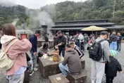 下雨擋不住人潮！宜蘭清水地熱初一擠爆　車潮綿延2公里