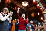 蔣萬安初一透早衝文昌宮！自曝「家長心聲」：大寶今年要會考