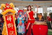 影/賈永婕辣曬香肩擊鼓賀新春　發紅包嗨喊「買爆101」