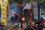 影/不只丟汽油彈燒車！屏東狂男警局旁縱火「還持刀搶超商」