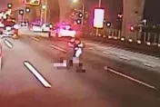 影/老外騎白牌闖國道1號「慘遭撞飛」釀4車追撞！影片曝光