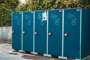 公廁「邊尿邊沖水」怕細菌？醫：憋尿、水喝太少更易感染
