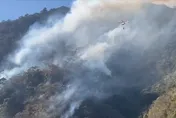 影/埔里火燒山第5天！燃燒近30公頃　直升機空中灑水控制