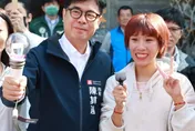 被賴清德點名麥克風變大支！陳其邁秀HIGHLIGHT手燈：就是這支啦