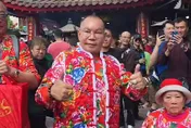 身價百億還不夠！吊車大王現身紫南宮一擲聖筊順得2金雞